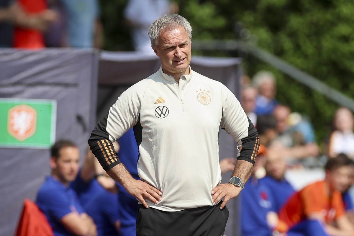 Bundestrainer Christian Wueck Germany schaut enttaeuscht, International Friendly, Länderspiel, Nationalmannschaft Germany vs Netherlands U15, Stadion Suedstrasse, 10.05.2024, Bad Pyrmont, Deutschland. ...
