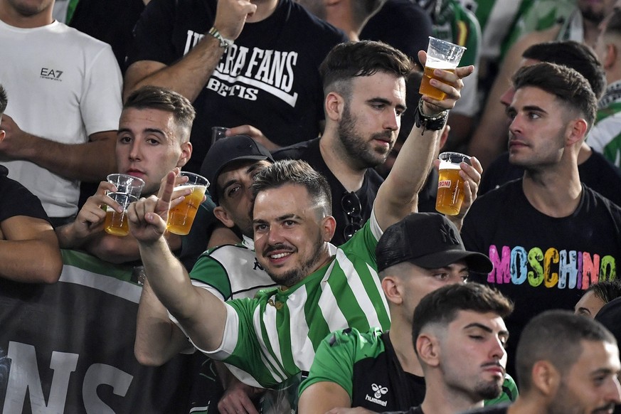 Betis supporters cheer on drinking beer during the Europa League Group C football match between AS Roma and Real Betis Balompie at Olimpico stadium in Roma Italy, October 6th, 2022. Photo Andrea Stacc ...