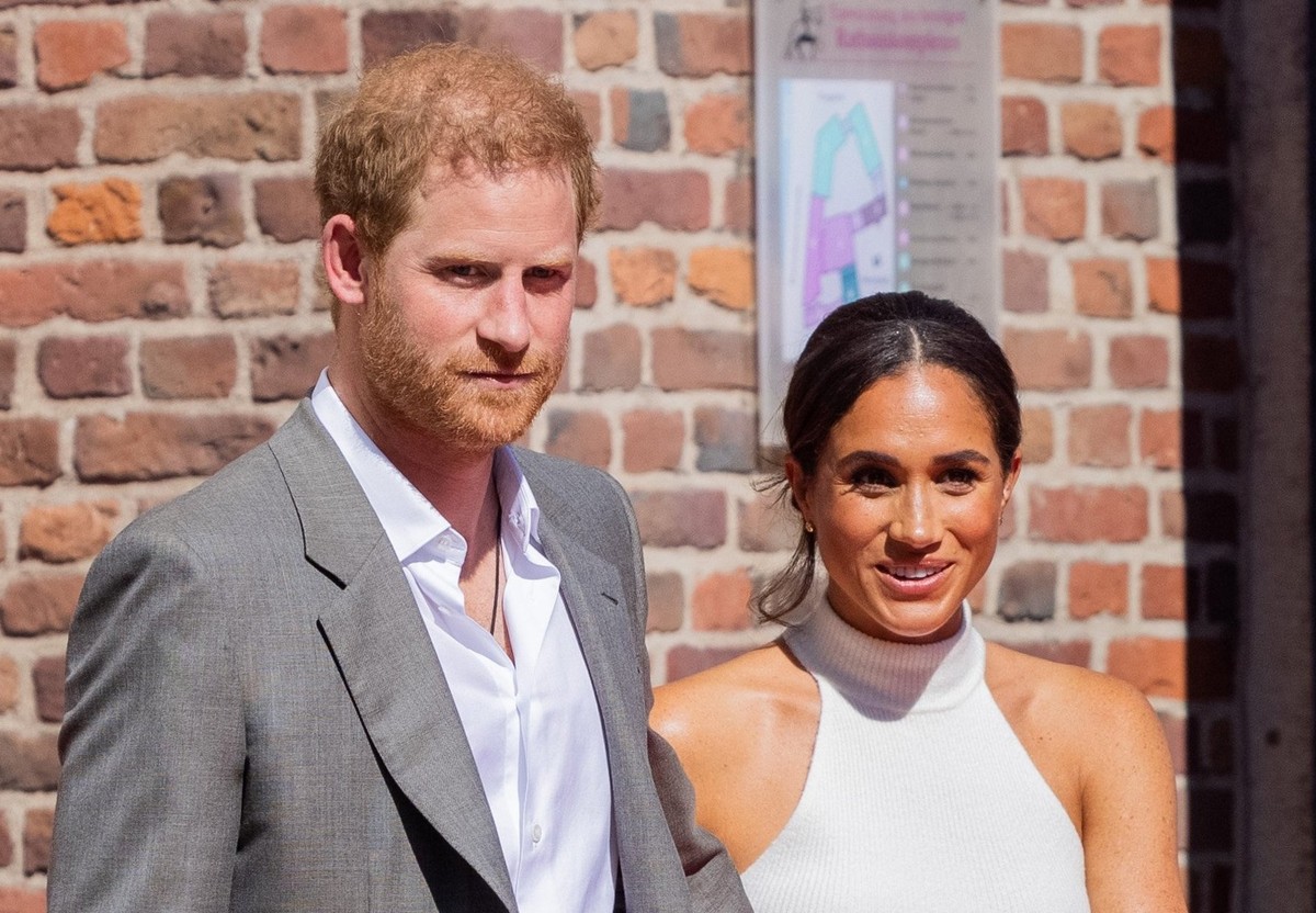 ARCHIV - 06.09.2022, Nordrhein-Westfalen, Düsseldorf: Der britische Prinz Harry, Herzog von Sussex, und seine Frau Meghan, Herzogin von Sussex, kommen aus dem Rathaus. (zu dpa &quot;Stopover ohne Pala ...