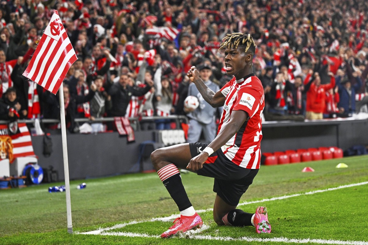 Athletic Bilbao&#039;s Nico Williams celebrates after scoring his side&#039;s opening goal during the Europa League round of 16 second leg soccer match between Athletic Bilbao and AS Roma at the San M ...