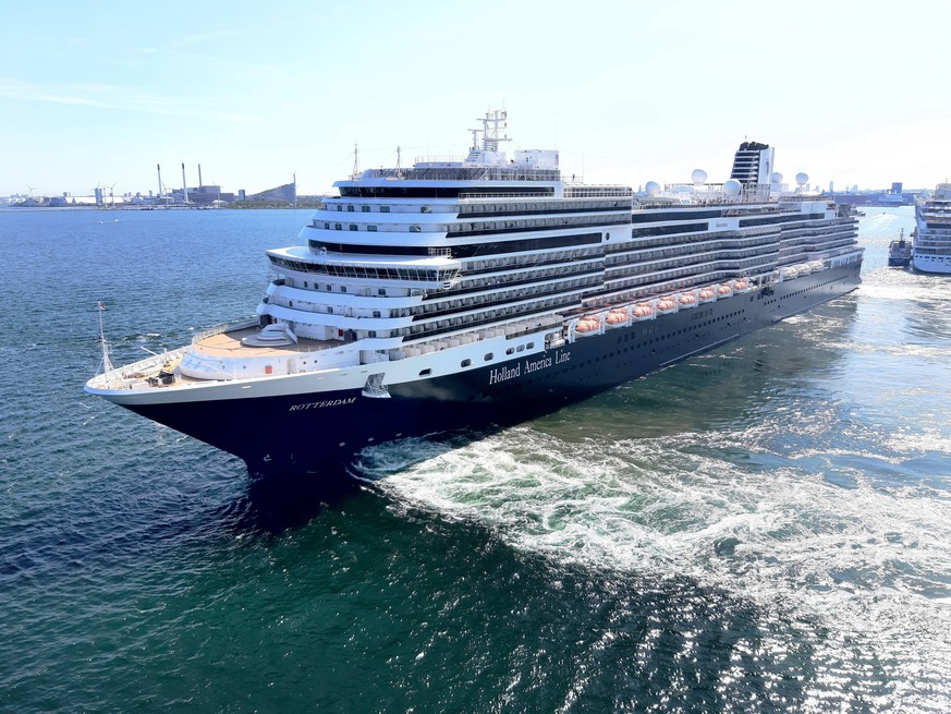 Rotterdam-Kreuzfahrtschiff Ausfahrt aus dem Hafen der Daenischen Hauptstadt Kopenhagen Rotterdam-Kreuzfahrtschiff *** Rotterdam cruise ship departure from the port of the Danish capital Copenhagen Rot ...