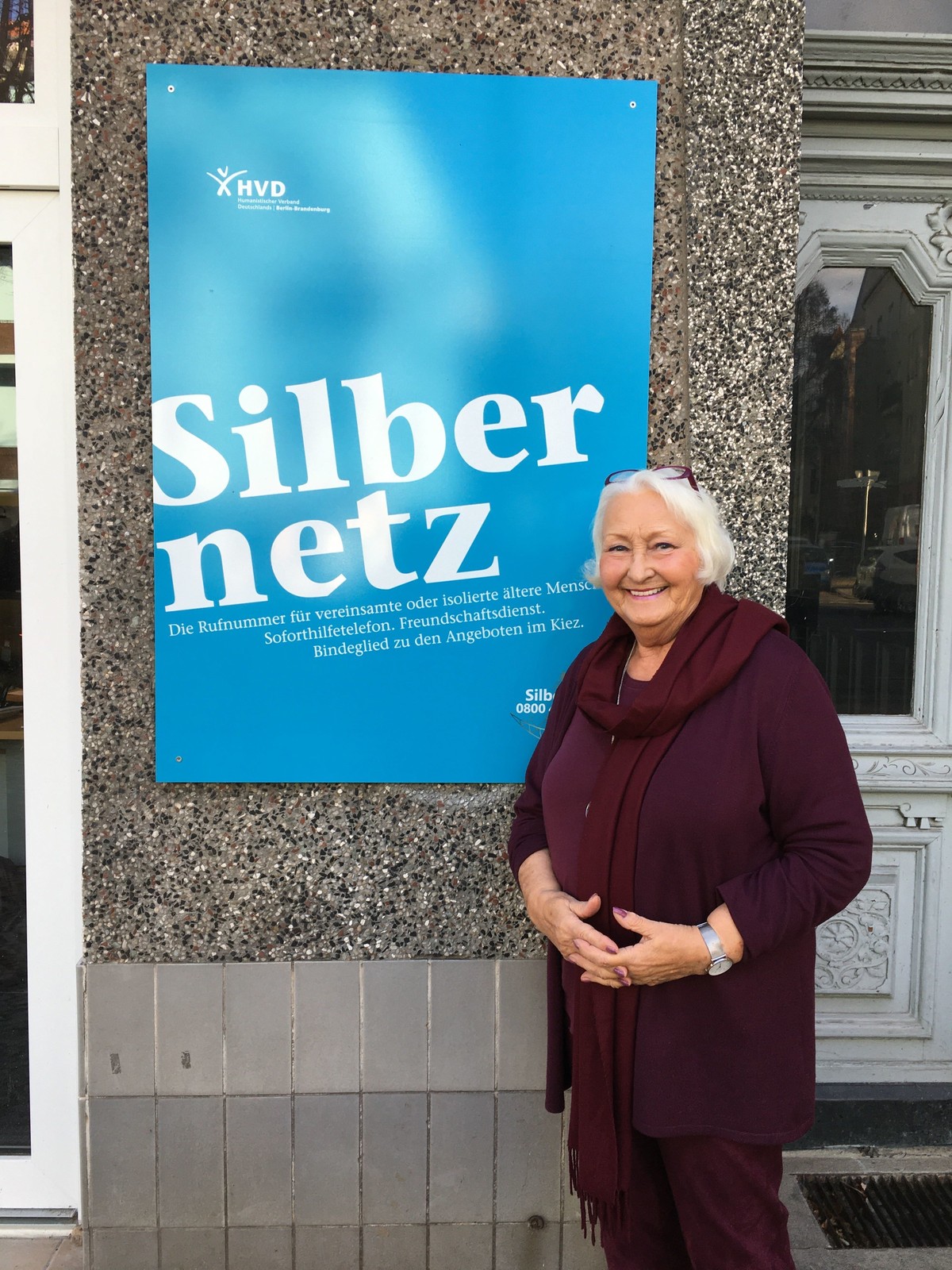 Eveline Harder vor dem Silbernetz-Büro. Zu erreichen ist die kostenlose Hotline unter: 0800 4 70 80 90