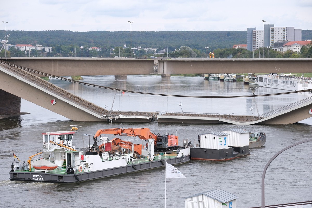 12.09.2024, Sachsen, Dresden: Ein Bootsanleger wird aus dem Umfeld der Carolabrücke bewegt. An Tag zwei nach dem Einsturz des Bauwerkes werden Vorkehrungen auf ein eventuell auftretendes Hochwasser ge ...