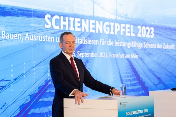 15.09.2023, Hessen, Frankfurt/M.: Volker Wissing (FDP), Bundesminister für Digitales und Verkehr, spricht zu Beginn des Schienengipfels. Die milliardenschwere Sanierung des deutschen Bahnnetzes steht  ...