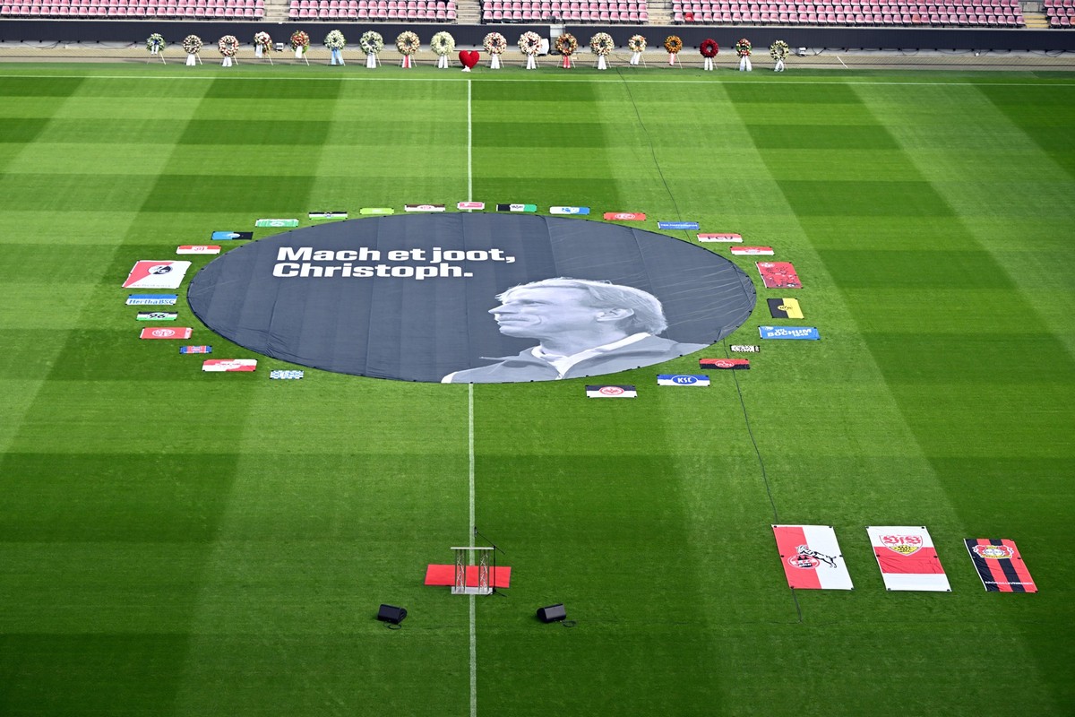 12.09.2024, Nordrhein-Westfalen, Köln: Fußball: Trauerfeier für den früheren Bundesliga-Trainer Christoph Daum, RheinEnergieStadion: Ein Banner mit der Aufschrift «Mach et joot, Christoph» (Mach es gu ...
