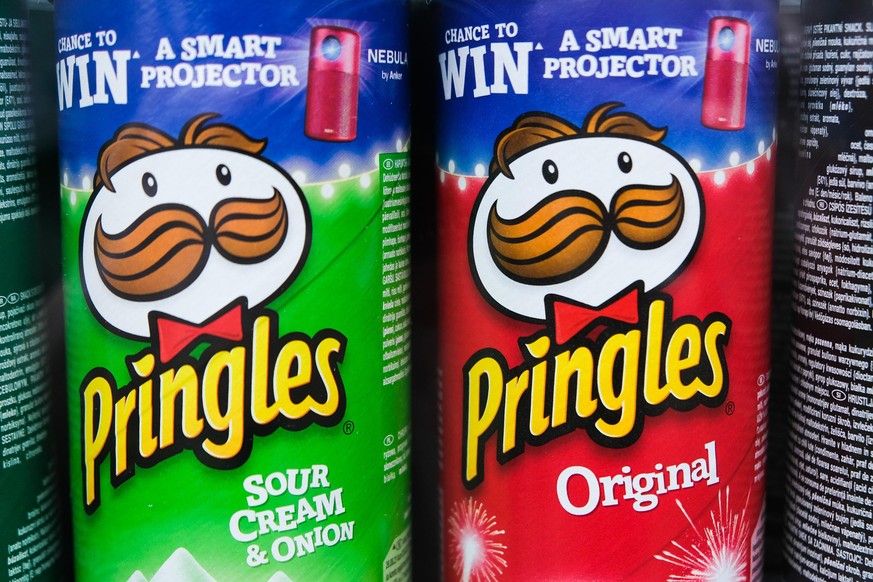 Eine Spinne trägt das beliebte Chips-Logo "Julius Pringles" auf dem Rücken.