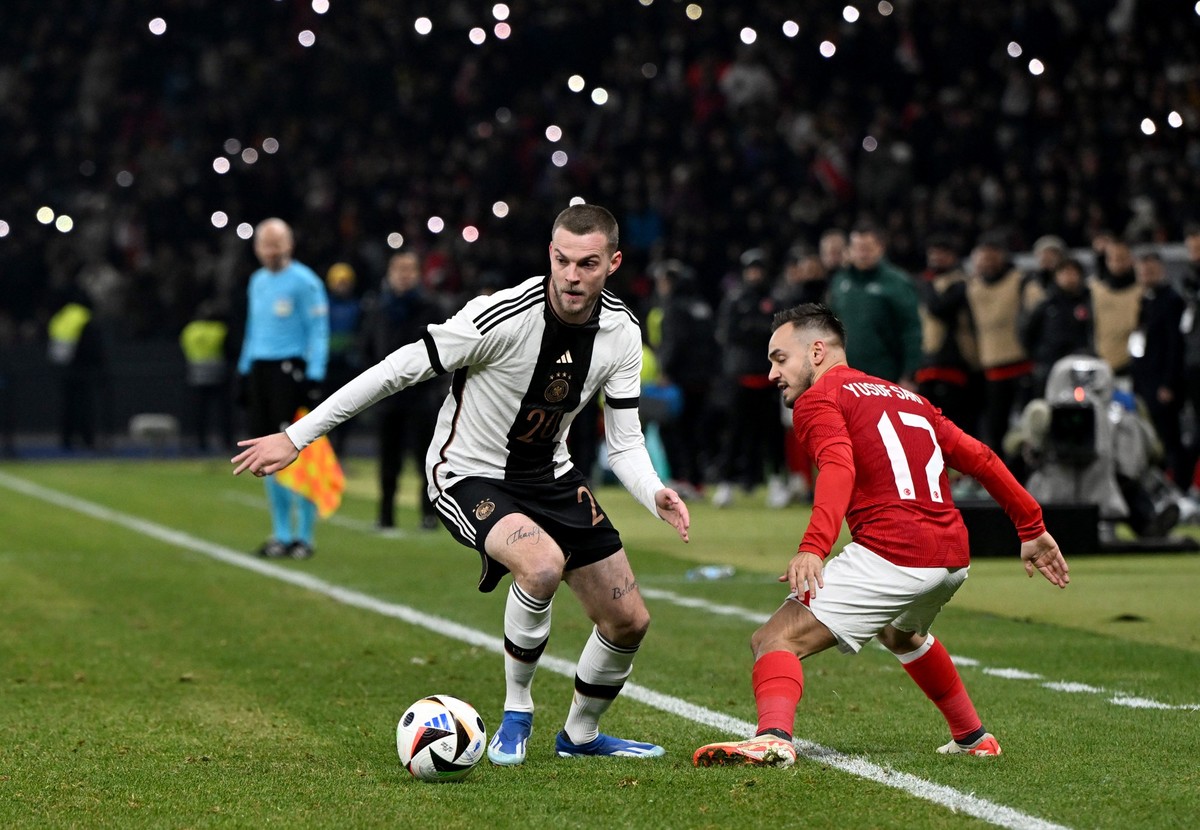 18.11.2023, Berlin: Fu�ball: L�nderspiele, Deutschland - T�rkei, Olympiastadion. Deutschlands Marvin Ducksch (l) und Yusuf Sari von der T�rkei k�mpfen um den Ball. WICHTIGER HINWEIS: Gem�� den Vorgabe ...