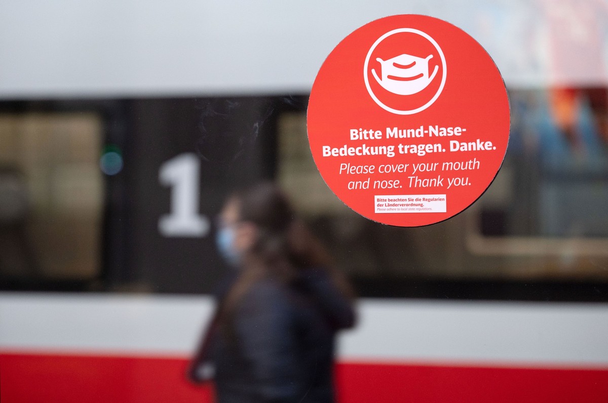 ARCHIV - 31.03.2022, Baden-Württemberg, Stuttgart: Ein Aufkleber mit der Aufschrift &quot;Bitte Mund-Nase-Bedeckung tragen. Danke.&quot; klebt auf einer Scheibe im Hauptbahnhof. Nach drei Jahren Pande ...