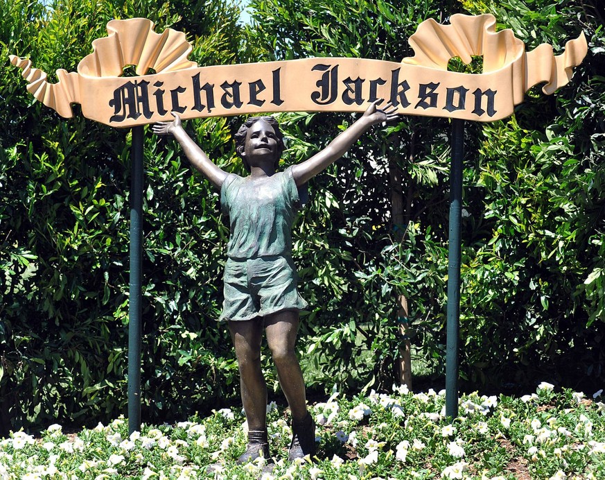 Jul. 2, 2009 - Los Olivos, California, USA - The media gets a rare look inside Neverland Ranch, residence of the late Michael Jackson from 1988-2005. - PICTURED: One of two signs that mark the grand e ...