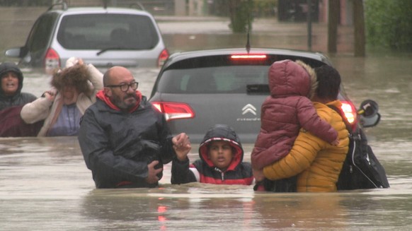 Katastrophale Szenen am Dienstagnachmittag in der Stadt Cesena. Der Fluss Savio ist nach extremen Regenfällen über die Ufer getreten. Unzählige Straßenzüge am Fluss stehen in der Stadt unter Wasser. M ...