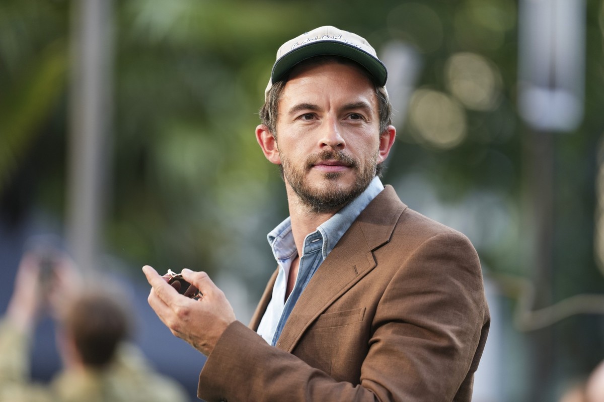 Jonathan Bailey poses for photographers upon arrival at the premiere of the film &#039;Jurassic World Rebirth&#039; on Tuesday, June 17, 2025, in London. (Photo by Scott A Garfitt/Invision/AP)