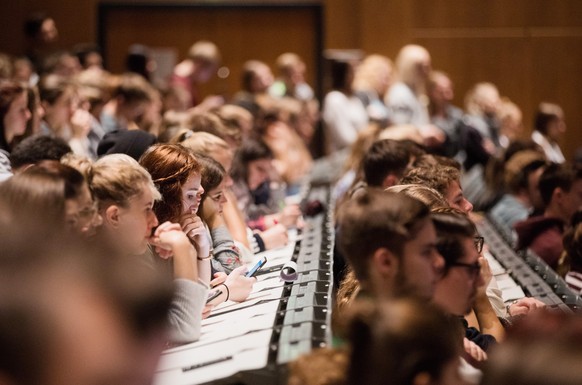 ARCHIV - 09.10.2017, Nordrhein-Westfalen, Köln: Studenten verfolgen im Hörsaal im Hauptgebäude der Universität die Erstsemesterbegrüßung. Die Einführung des 49-Euro-Tickets stellt laut einem Rechtsgut ...