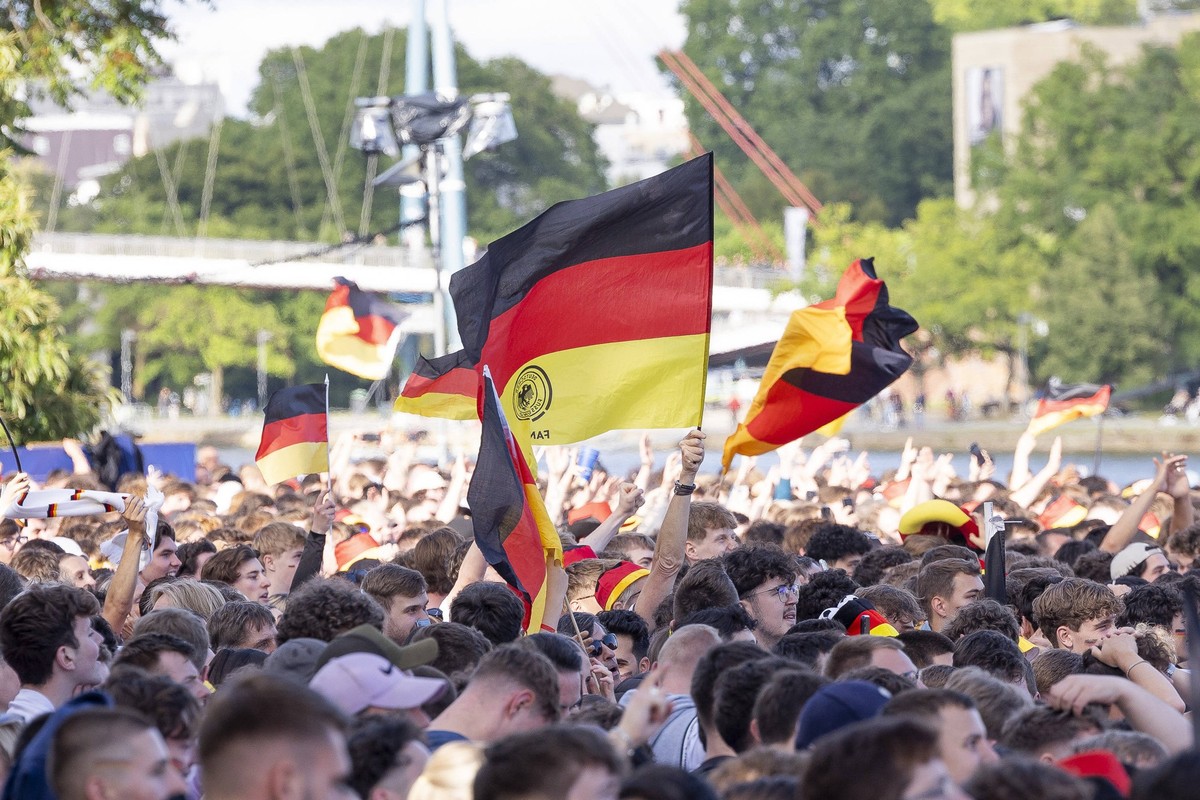 Fanzone / Fanmeile Frankfurt am Main, 19.06.2024 Jubelnde / feiernde Fans nach einem Tor f�r Deutschland, mit Fahnen, Flaggen Fanzone / Fanmeile Frankfurt, Frankfurt am Main, Fanzone / Fanmeile, 19.6. ...
