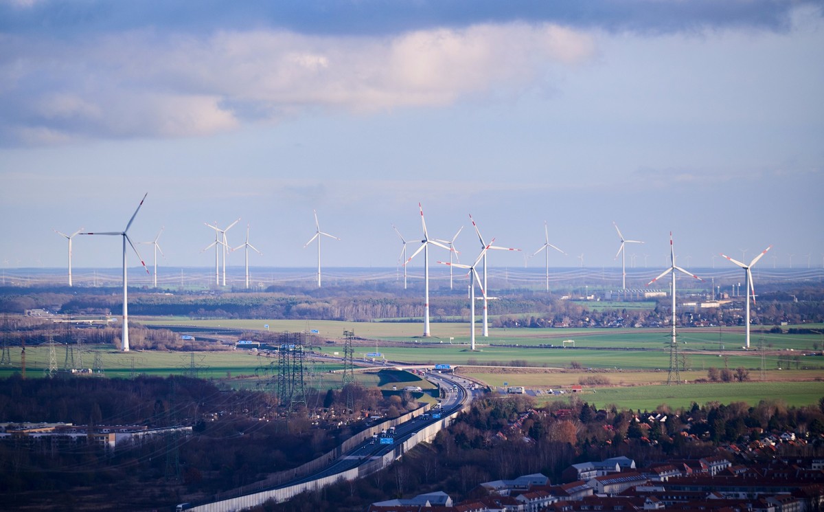 PRODUKTION - 09.01.2023, Berlin: Von einem Berliner Windrad in Pankow sieht man den Windpark Lindenberg und dahinter den Windpark Blumberg. (zu dpa �Turbo beim LNG, Bremse beim Wind? Warum die Energie ...