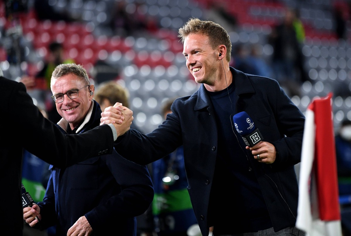 FUSSBALL CHAMPIONS LEAGUE SAISON 2021/2022 Vorrunde Gruppe E FC Bayern Muenchen - Dynamo Kiew 29.09.2021 Trainer Julian Nagelsmann re, FC Bayern Muenchen im Hintergrund TV Experte Ralf Rangnick li *** ...
