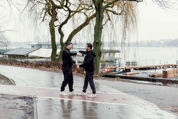 Tim Mälzer (l.) und Steffen Henssler.

Die Verwendung des sendungsbezogenen Materials ist nur mit dem Hinweis und Verlinkung auf RTL+ gestattet.