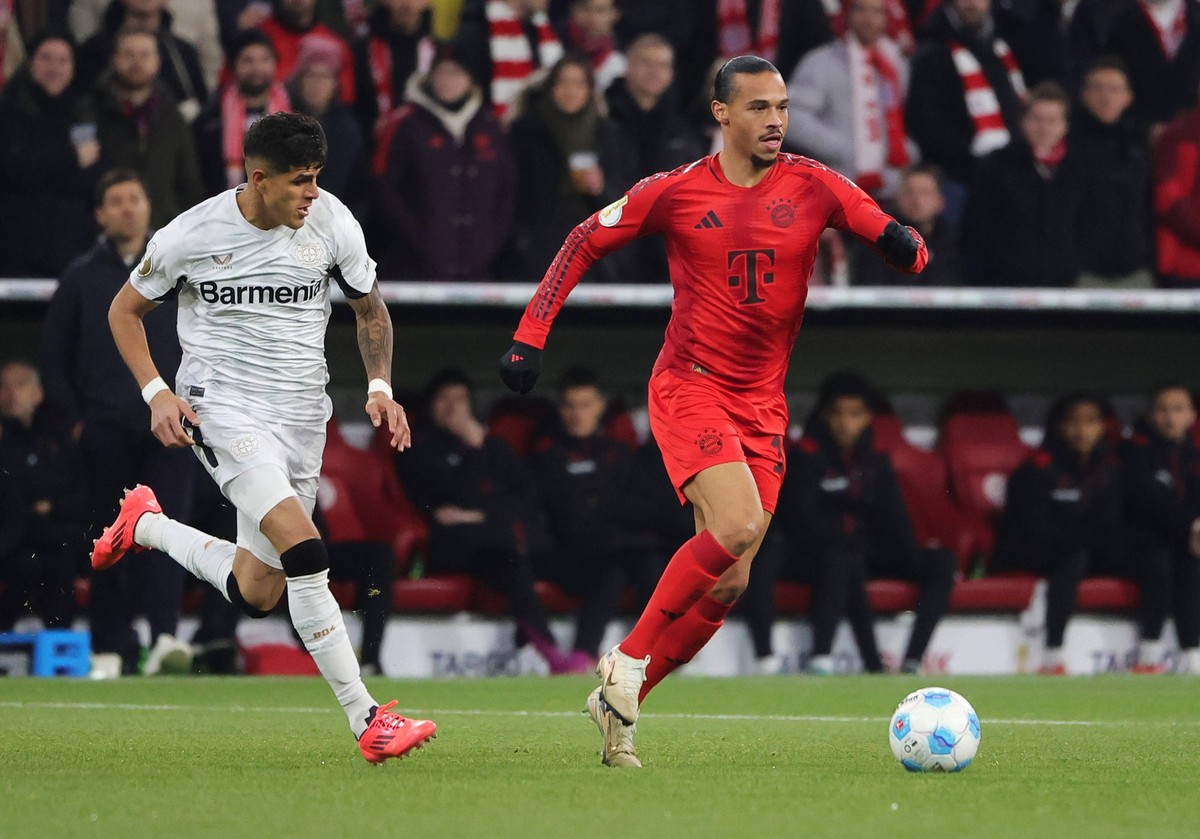 03.13.2024, DFB Pokal, FC Bayern Muenchen vs Leverkusen, Allianz Arena Muenchen, Fussball, im Bild: Reyna Hincapie Bayer Leverkusen vs Leroy Sane FC Bayern Muenchen *** 03 13 2024, DFB Pokal, FC Bayer ...