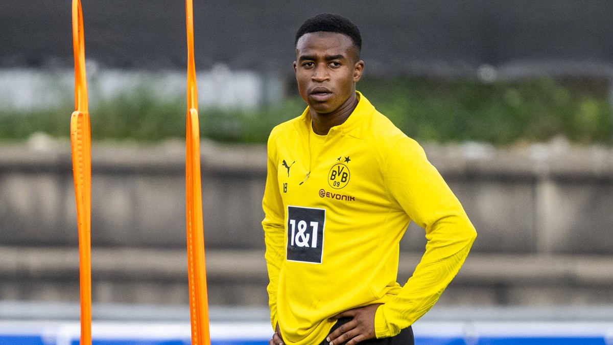 08.08.2024: Fußball: Trainingslager von Borussia Dortmund in Bad Ragaz: Dortmunds Youssoufa Moukoko steht an einem Hütchen. *** 08 08 2024 Borussia Dortmund soccer training camp in Bad Ragaz Dortmunds ...