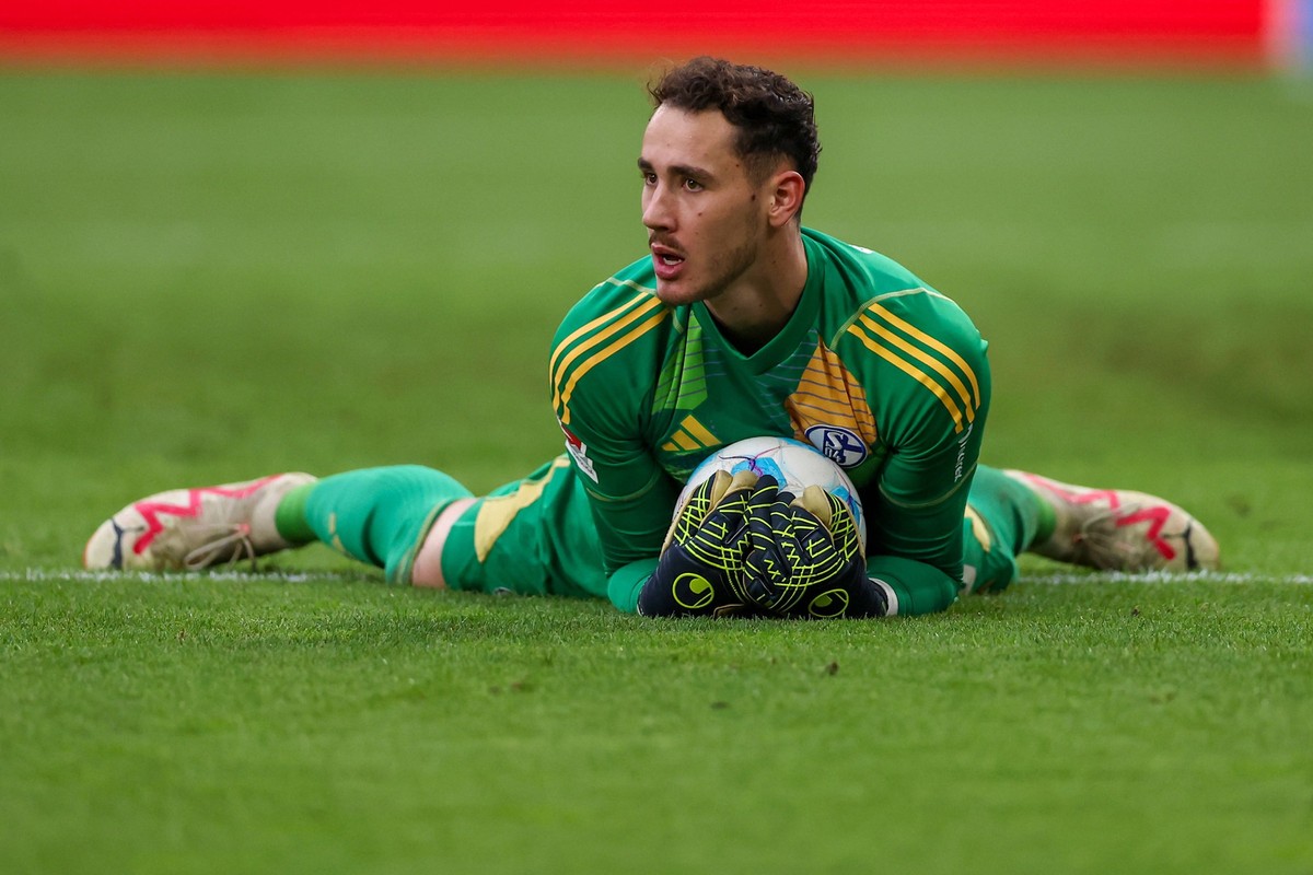 10.11.2024, Fu�ball, FC Schalke 04 - SSV Jahn Regensburg, 2. Fu�ball Bundesliga, Veltins-Arena Gelsenkirchen, Saison 2024 2025: Torwart Justin Heekeren S04 28 DFB regulations prohibit any use of photo ...