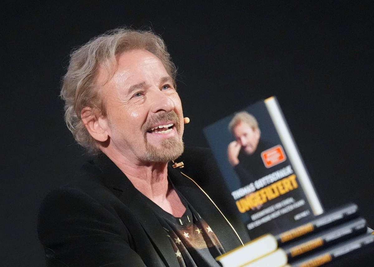 16.10.2024, Hamburg: Der Entertainer und Fernsehmoderator Thomas Gottschalk liest im Zeise-Kino aus seinem neuen Buch «Ungefiltert» vor. Gottschalk stellte sein neues Buch, das am 16. Oktober veröffen ...