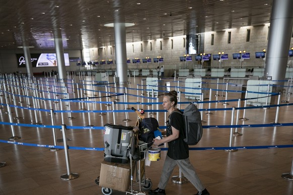 31.10.2023, Israel, Tel Aviv: Ein Passagier geht auf dem internationalen Flughafen Ben Gurion durch die leeren Hallen. (zu dpa: &quot;Arbeiten an der Front: Wie der Krieg Israels Wirtschaft trifft&quo ...
