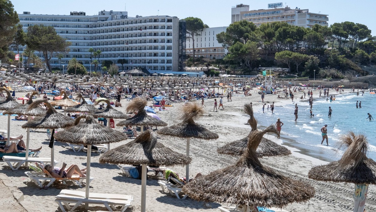Eindrücke vom Strand in Peguera inoffiziell kastilisch Paguera auf der Insel Mallorca zur Hauptsaison im Sommer 2024Mittelmeerinsel Mallorca während der Hauptsaison im Juli 2024, Palma Mallorca Spanie ...