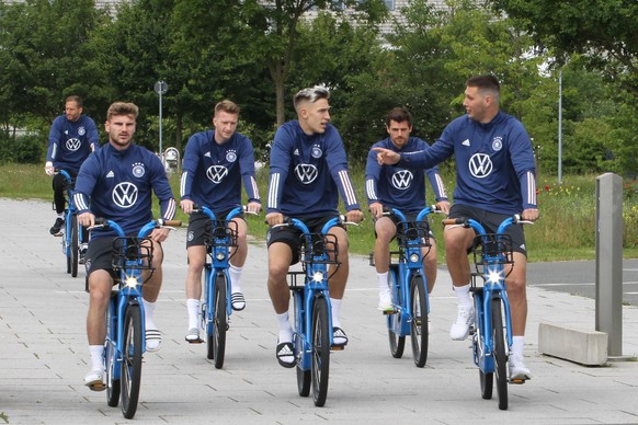 Fussball,DFB,Nations League,Nationalmannschaft, Abschlusstraining vor dem Spiel gegen England,im Bild die Nationalspieler kommen mit den Fahrrad zum Training,Timo WERNER,Marco REUSS,Nico SCHLOTTERBECK ...