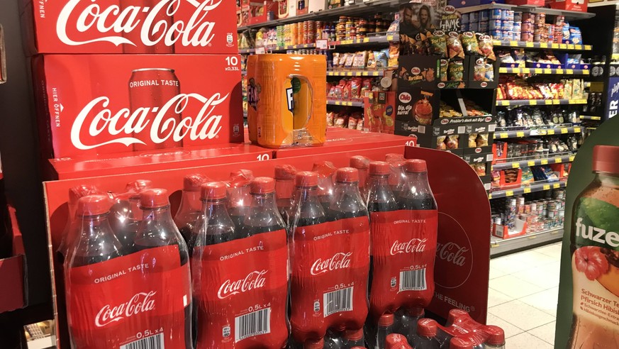 Coca Cola in einer Edeka Filiale in Hamburg 28.01.2019 *** Coca Cola in an Edeka branch in Hamburg 28 01 2019