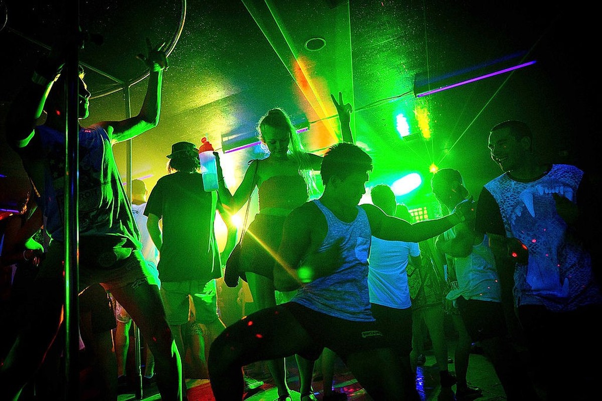 KUTA, INDONESIA - NOVEMBER 25: Teenagers attend a party in a nightclub during Australian "schoolies" celebrations following the end of the year 12 exams on November 25, 2013 in Kuta, Indones ...