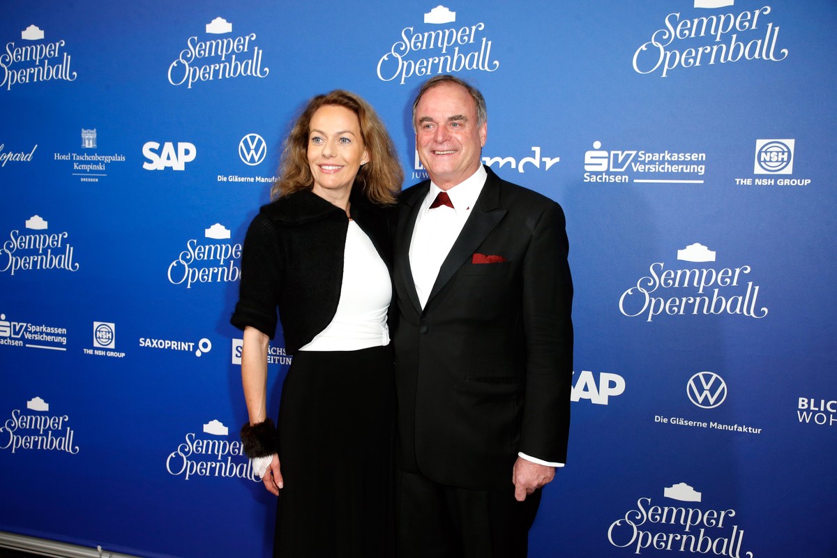 Georg Kofler und seine Partnerin Veronika Scholze kommen zu dem 15. Dresdner Semperopernball in die Semperoper. Das diesjährige Motto des Semperopernballs lautet «Märchenhaft rauschend - Dresden jubil ...