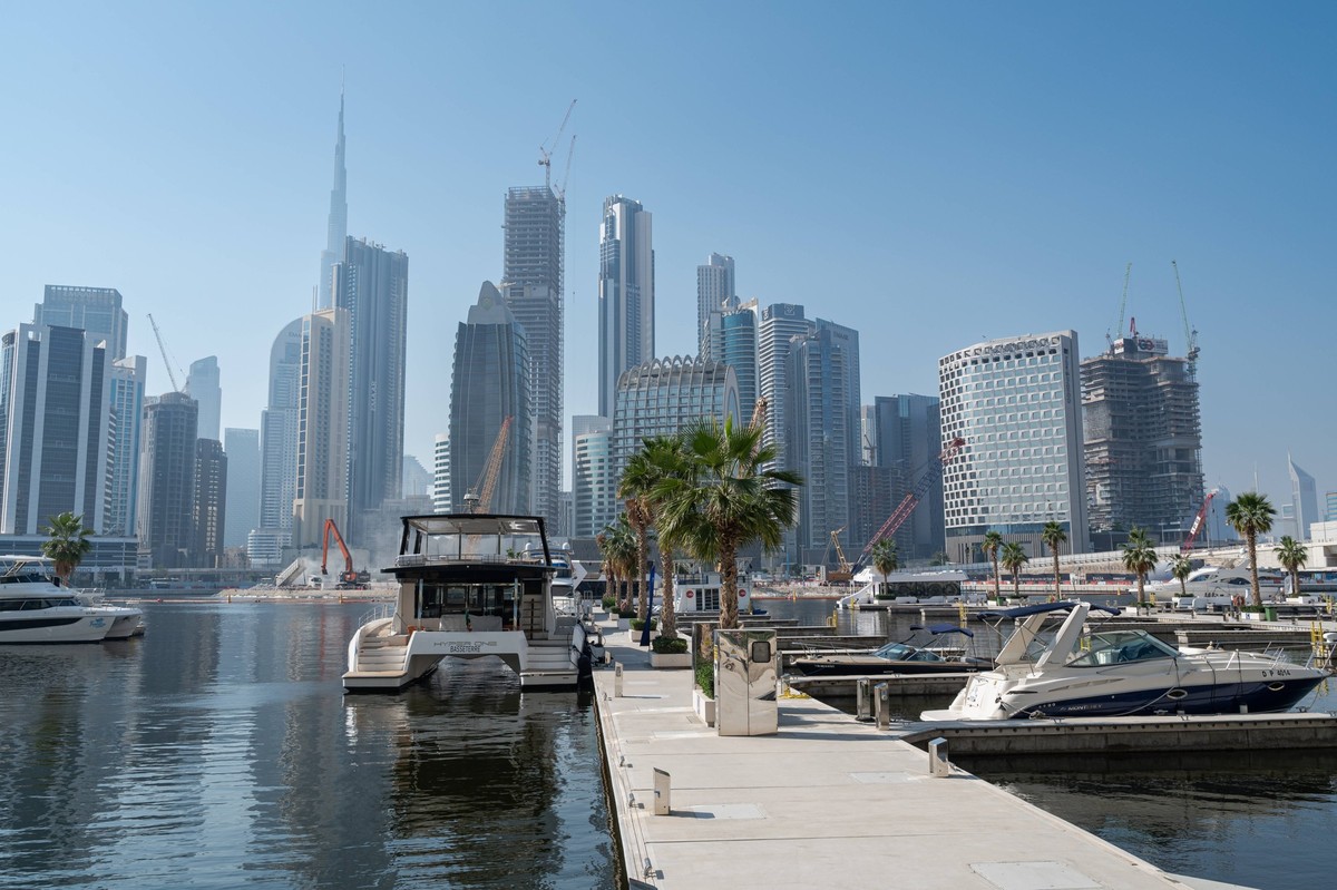 18.03.2025, Dubai, Vereinigte Arabische Emirate, Asien - Motoryachten im Yachthafen entlang des Al Jadaf Dubai Canal mit der modernen Skyline im Hintergrund. *** 18 03 2025, Dubai, United Arab Emirate ...