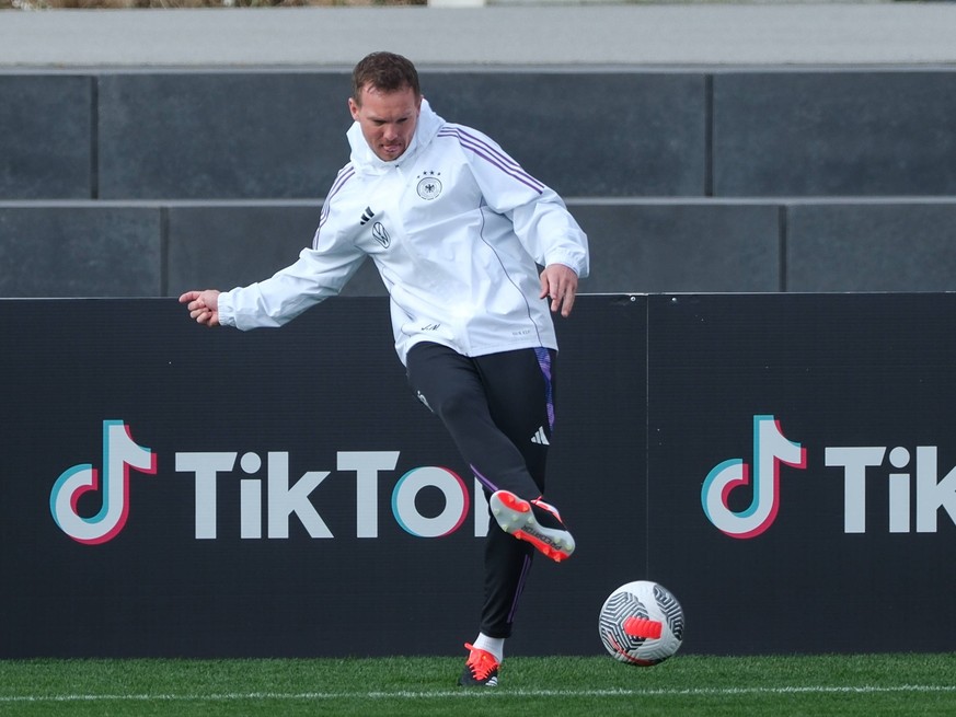 Julian Nagelsmann Deutschland, Bundestrainer am Ball, GER, Training und Pressekonferenz, Fussball-Nationalmannschaft der Maenner, DFB-Campus, Frankfurt am Main, 21.03.2024. GER, Training und Pressekon ...