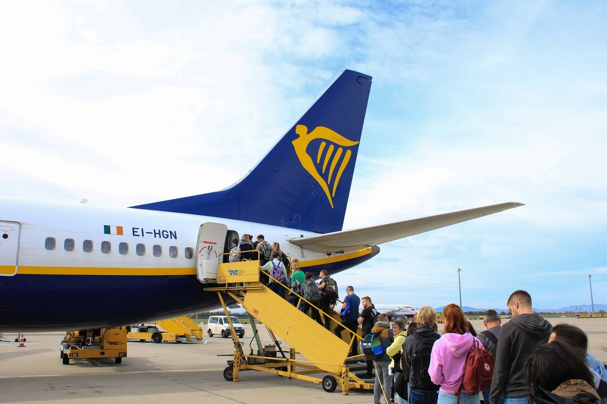 02.10.2024, Linz, AUT, Unterwegs in Oberösterreich, Verschiedene Themenbilder, Symbolbild, Themenbild, Fluglinie Raynair, im Bild Ryanair, Fluggesellschaft, Fluglinie, Billigflieger, Billigflüge, Bill ...