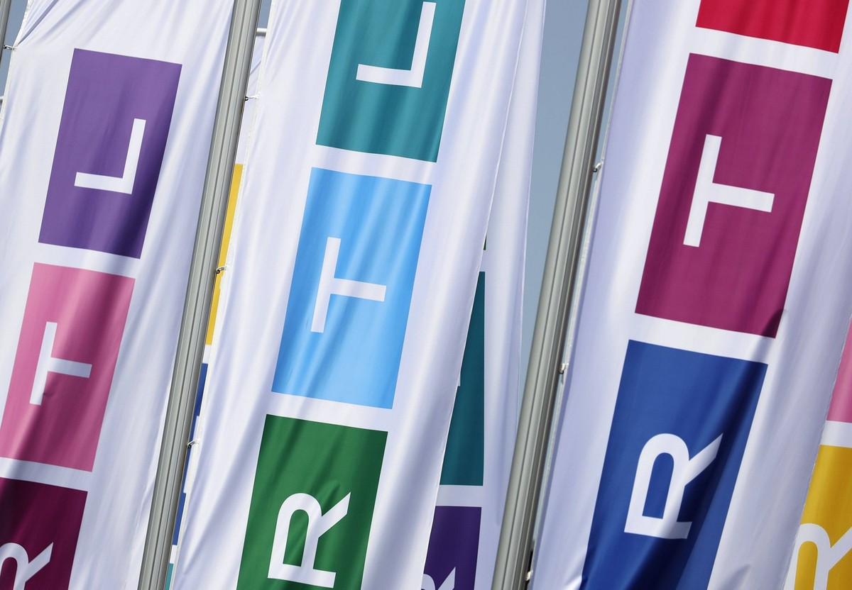 Flaggen der Mediengruppe RTL am Standort des Senders in K