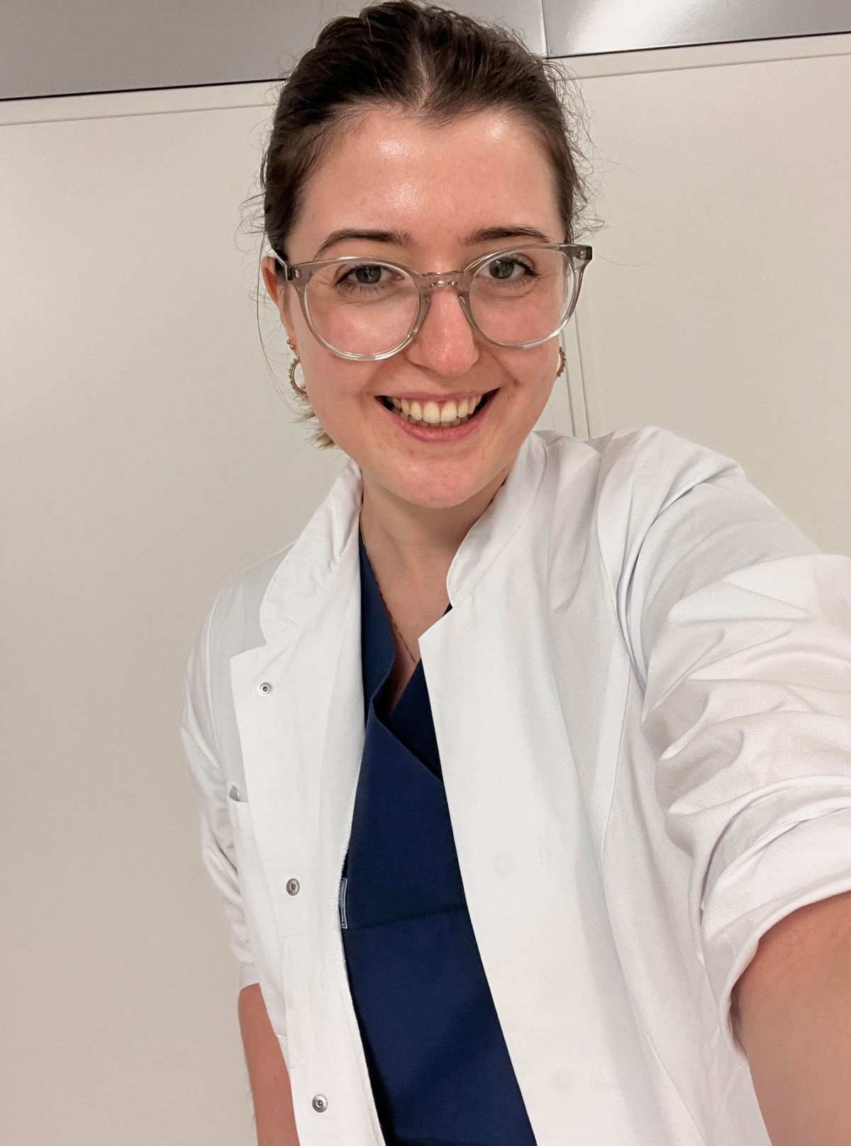 Julia ist Medizinerin. Wie so viele Frauen. Nun macht sie Sexismus in ihrer Branche auf Tiktok zum Thema.