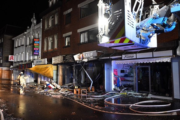 dpatopbilder - 31.03.2023, Nordrhein-Westfalen, Eschweiler: Trümmer liegen vor einem Haus in der Neustraße. Eine gewaltige Explosion in einem Wohn- und Geschäftshaus hat in der Stadt nordöstlich von A ...