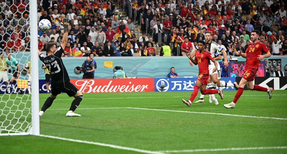Fussball, Herren, Saison 2022/23, WM in Katar, Gruppe E 2. Spieltag, Spanien - Deutschland im Al-Bayt Stadium in Al-Khor, Niclas F�llkrug Deutschland erzielt das Tor zum 1:1 gegen Torh�ter Unai Simon  ...