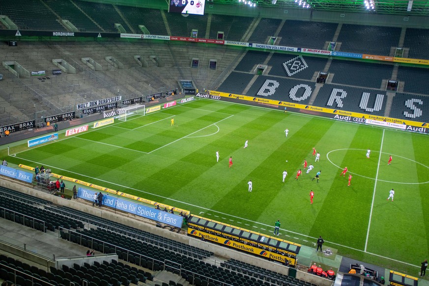 Bundesliga soll ab Mai mit Geisterspielen wieder starten. Archivfoto: Spiel der Mannschaften vor leeren Raengen, Tribuenen, Rngen, Tribnen, Tribne, leer, Tribuene, leer, ohne Zuschauer, keine Fans, Fu ...