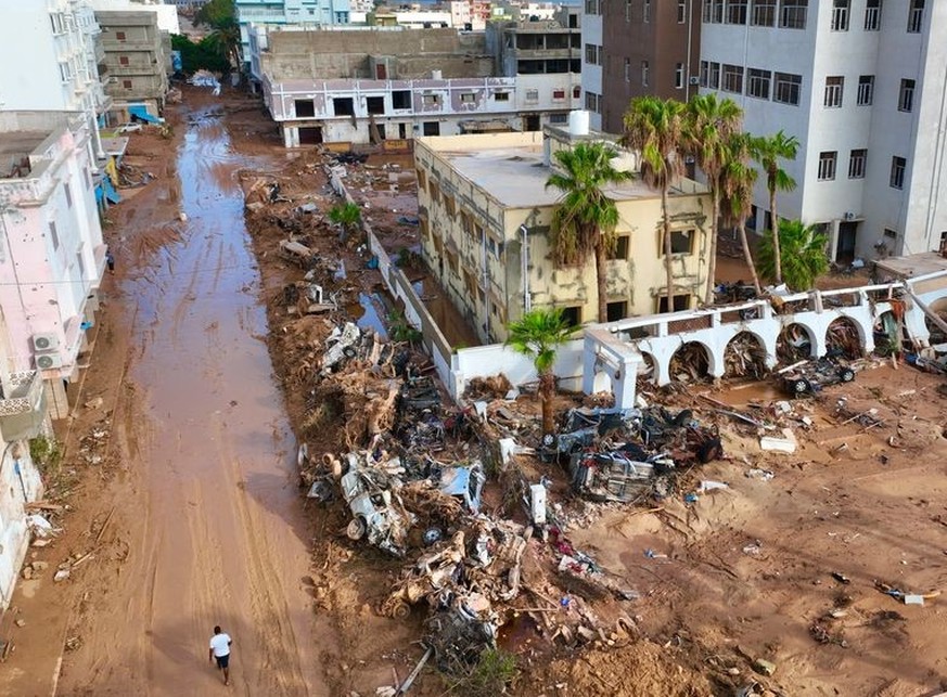 12.09.2023, Libyen, Darna: Trümmer liegen nach Überschwemmungen umher. Ein heftiges Unwetter hat im Bürgerkriegsland Libyen schwere Verwüstungen angerichtet. Der Sturm «Daniel», der schon in Griechenl ...