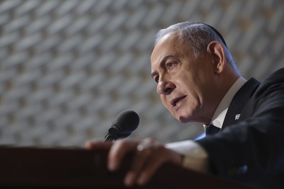 ARCHIV - 16.07.2024, Israel, Jerusalem: Der israelische Ministerpräsident Benjamin Netanjahu spricht während einer Gedenkzeremonie für israelische Soldaten, die im Gaza-Krieg 2014 gefallen sind, in de ...