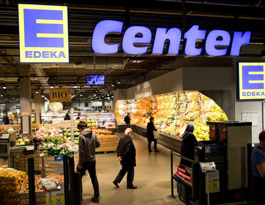ARCHIV - 16.04.2018, Hamburg: Kunden gehen durch die Edeka-Filiale in der Rindermarkthalle. (zu dpa: