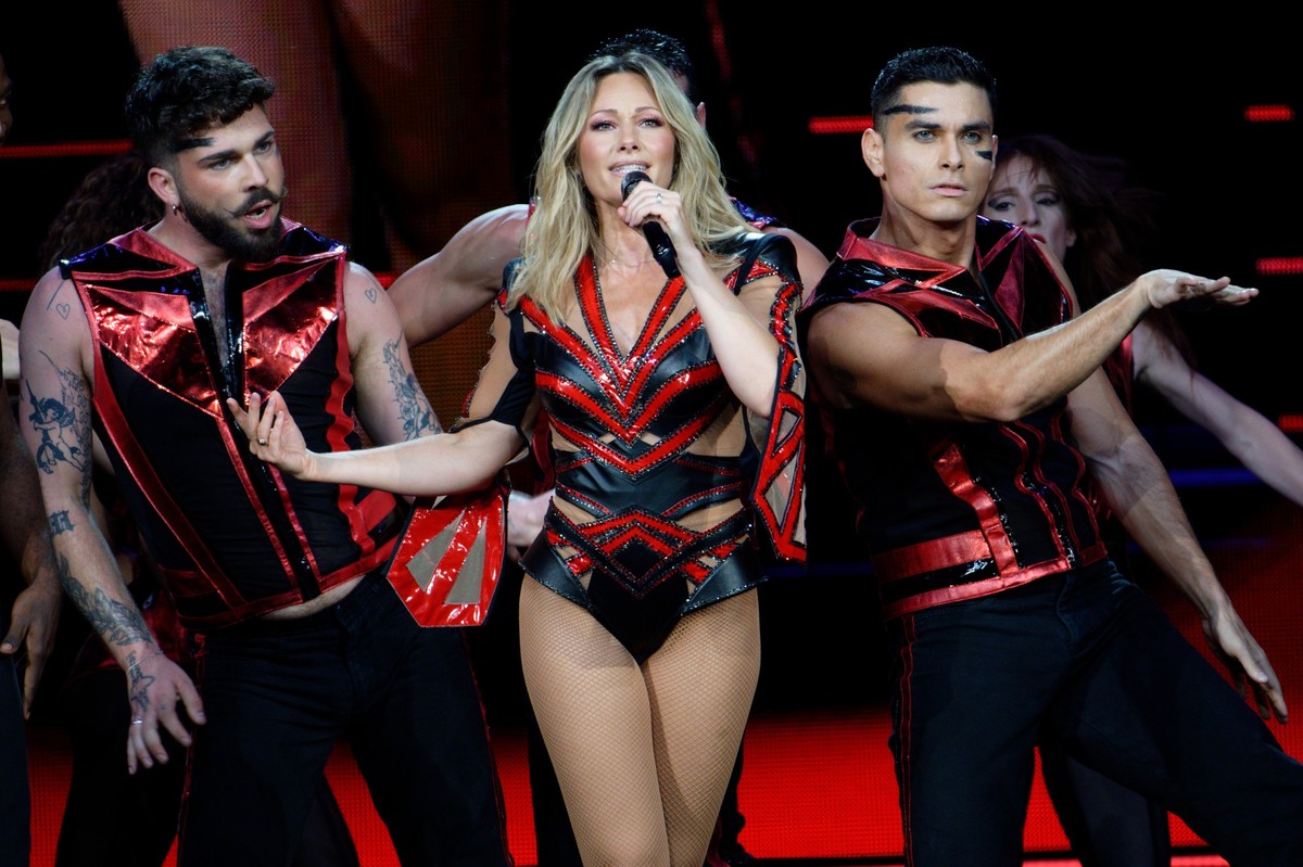 25.08.2023, Nordrhein-Westfalen, Köln: Die Sängerin Helene Fischer agiert bei einem Konzert ihrer Tour «Rausch» auf der Bühne. Nach ihren Unfall bei einem Konzert in Hannover tritt Helene Fischer bei  ...