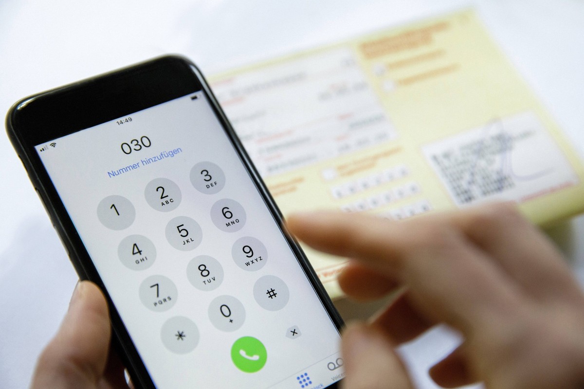 Symbolbild zum Thema Krankschreibung telefonisch anfordern. Berlin, 10.03.2020. Berlin Deutschland *** Symbol picture on the subject of sick leave request by phone Berlin, 10 03 2020 Berlin Germany Co ...