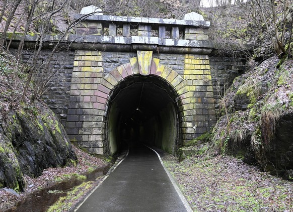 14.03.2023, Nordrhein-Westfalen, Freudenberg: Blick auf den Hohenhainer Tunnel in der Nähe des Fundort des ermordeten Mädchens Luise. Bei der Obduktion der Leiche sind zahlreiche Messerstiche festgest ...