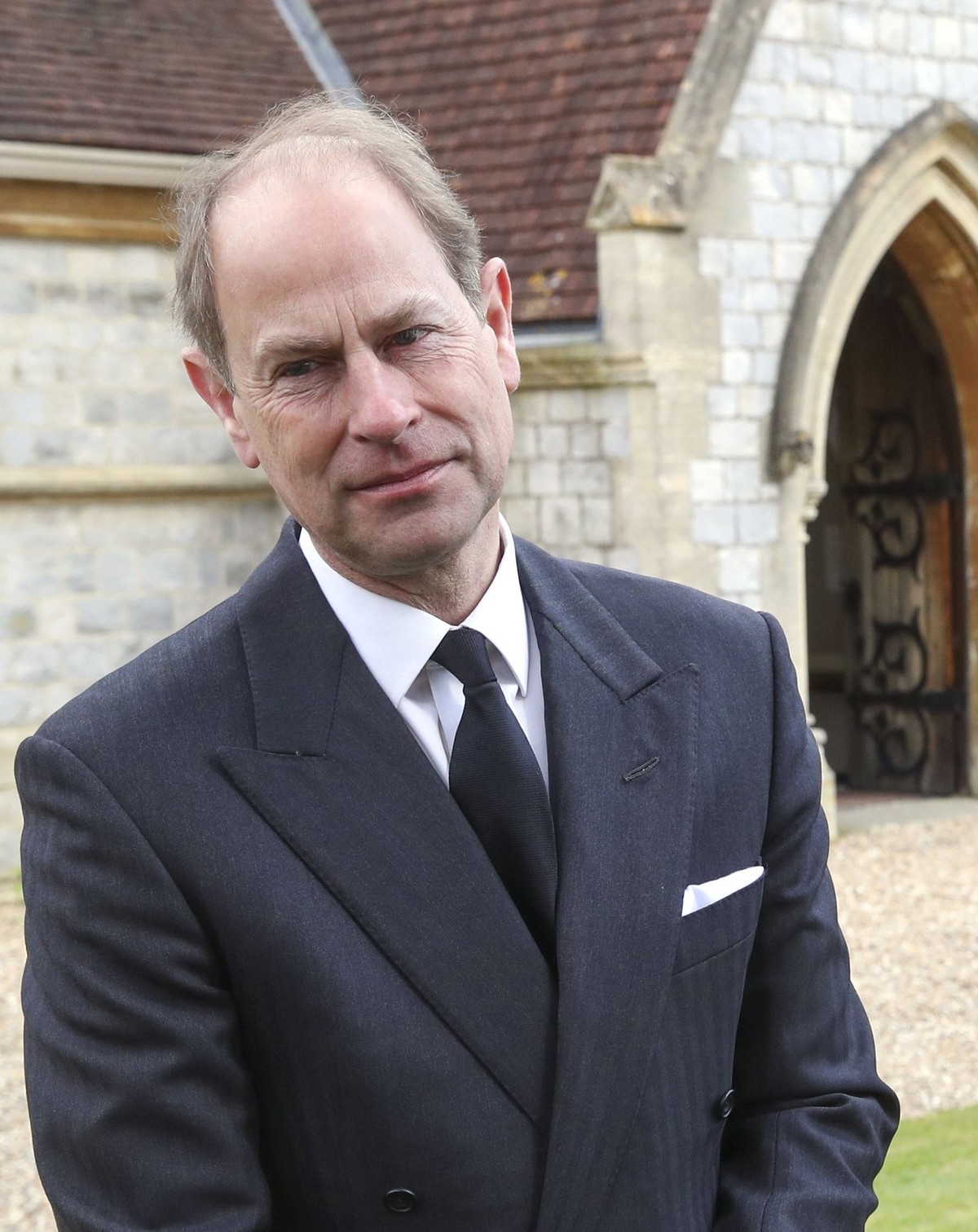 ARCHIV - 11.04.2021, Gro�britannien, Windsor: Prinz Edward, Graf von Wessex, steht w�hrend eines Fernsehinterviews vor der All Saints Chapel in der Royal Lodge. Geburtstagsfeiern waren nach Aussagen s ...