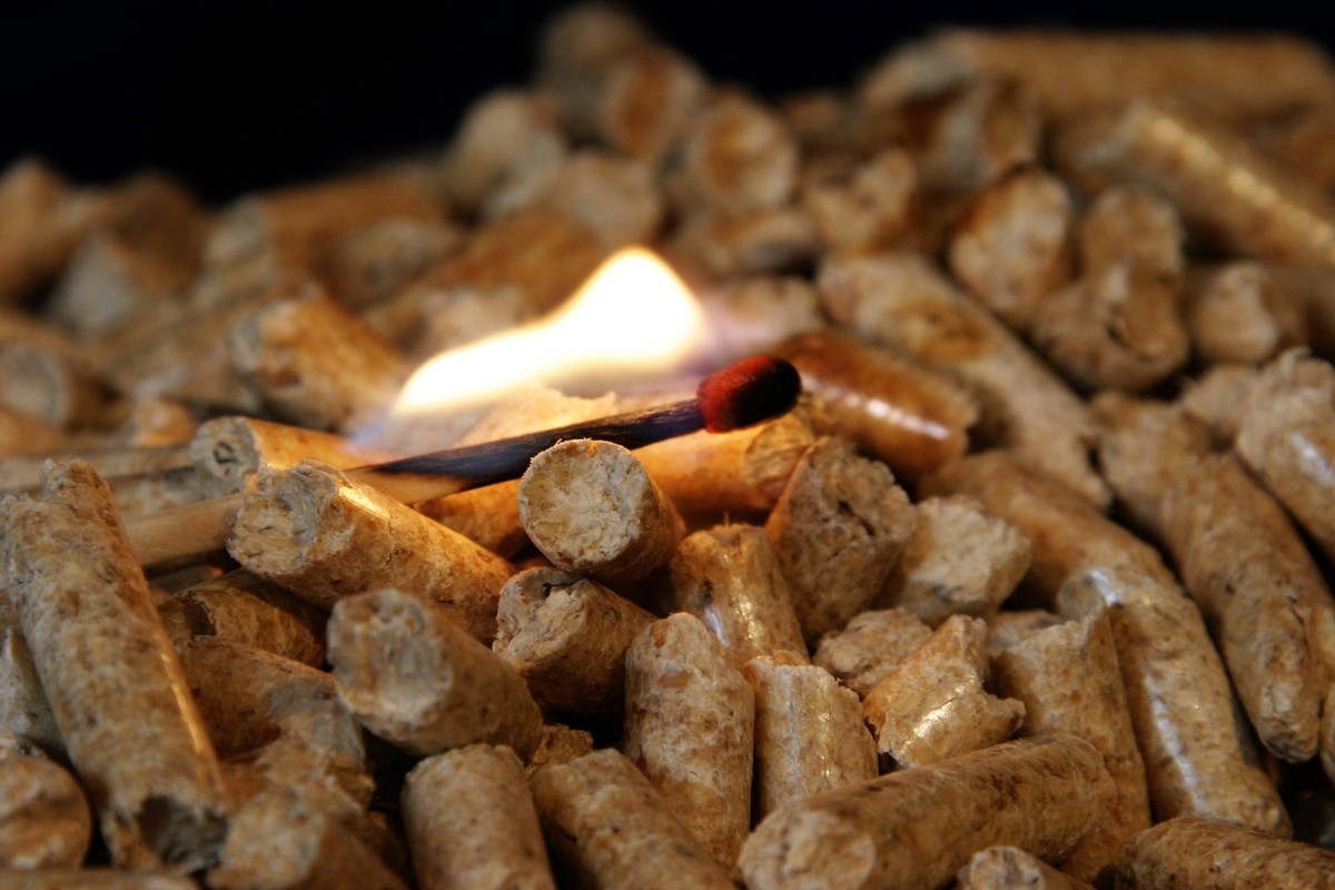 brennendes Streichholz auf Peletts burning matchstick on pellets BLWS649622 *** burning matchstick on peletts burning matchstick on pellets BLWS649622 Copyright: xblickwinkel/McPHOTO/A.xSchauhuberx