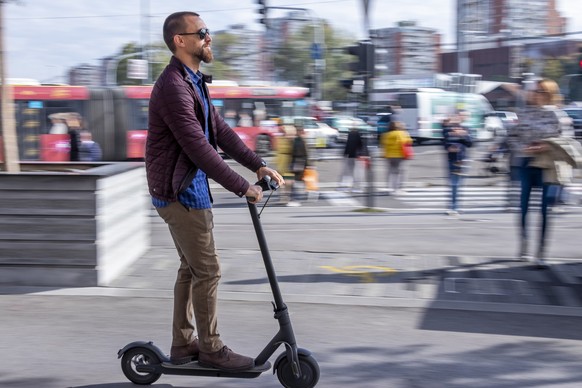 Mitten im Geschehen: Viele E-Scooter fahren auf Bürgersteigen.