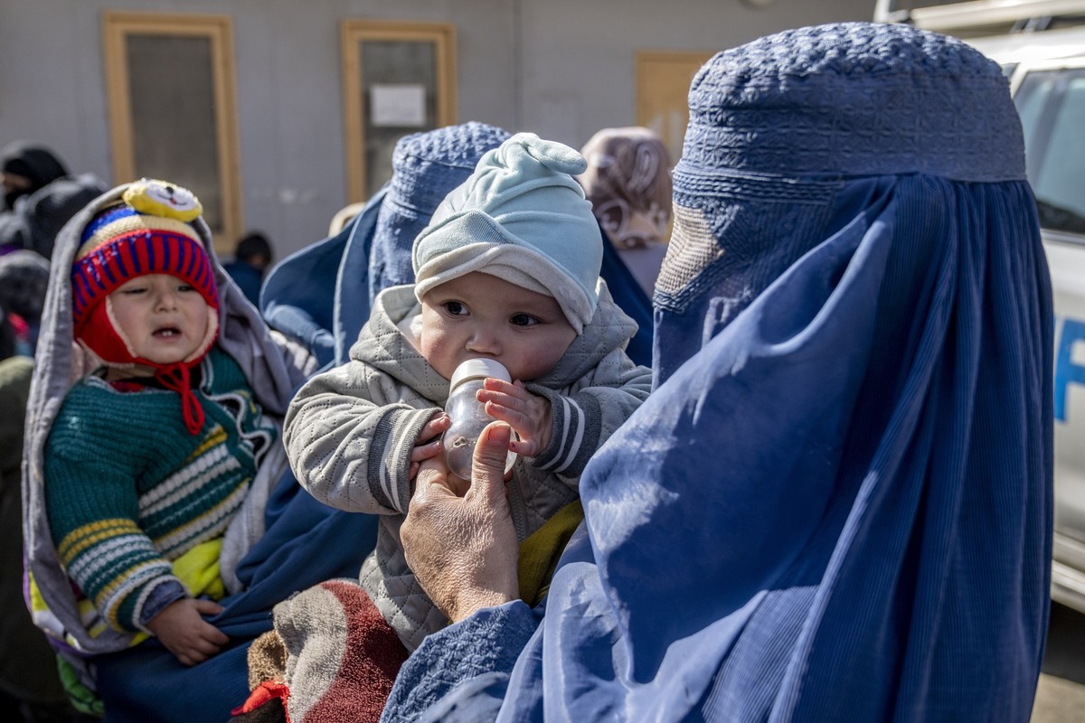 26.01.2023, Afghanistan, Kabul: Eine Mutter füttert ihr Kind, während sie in einer Klinik des Welternährungsprogramms (WFP) auf Hilfe und Untersuchungen wartet, da sie und ihr Kind an Unterernährung l ...