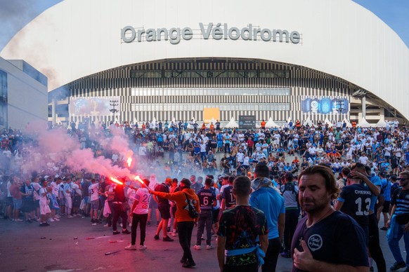 before OM frankfort match in champions league, scenes of marseille fans PUBLICATIONxINxGERxSUIxAUTxONLY GillesxBaderx/xLexPictorium LePictorium_0266796