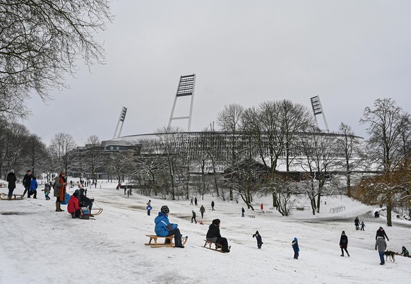 Winter, Schnee, Schlitten und Rodeln vor dem wohninvest WESERSTADION in Bremen. GES/ Fussball/ 1. Bundesliga: SV Werder Bremen - FC Schalke 04, 30.01.2021 Football / Soccer: 1st League: Werder Bremen  ...